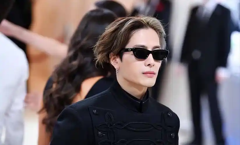 自从王嘉尔在国外惹怒了英文外媒后,在国内的人气就很高了