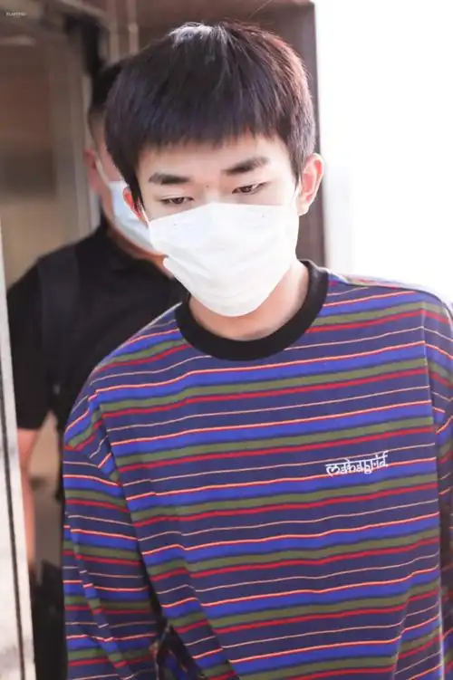 易烊千玺南京机场路透照,肩膀厚实很多,粉丝们表示好有安全感