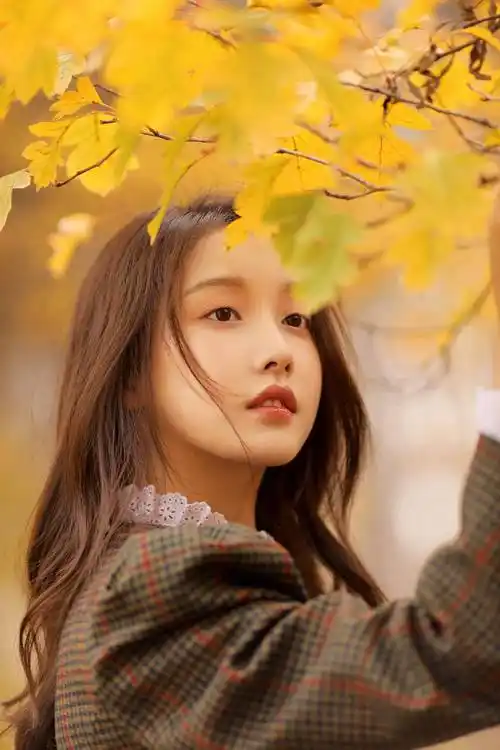 秋日女神姜贞羽,格子外套配蕾丝领巾,清新气质惊艳全网,绝美写真温暖