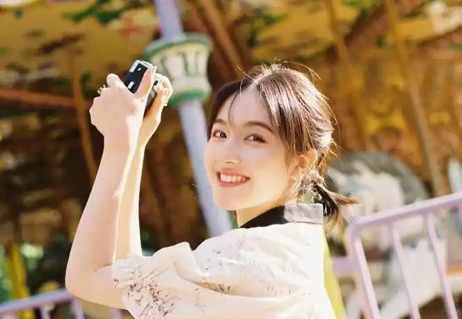 李兰迪六一双马尾印花衬衫造型