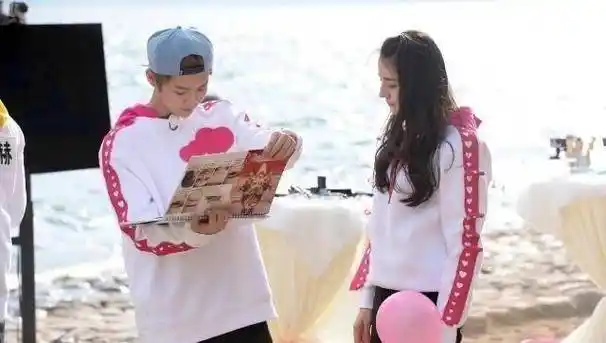 热巴秀大红嘴唇小视频,迷蒙勾人眼神,可背后却躺着一个男人_杨幂_鹿晗