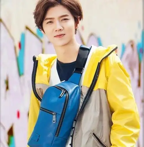 鹿晗金色卷毛发型真显嫩复古造型散发英伦风简单却有质感