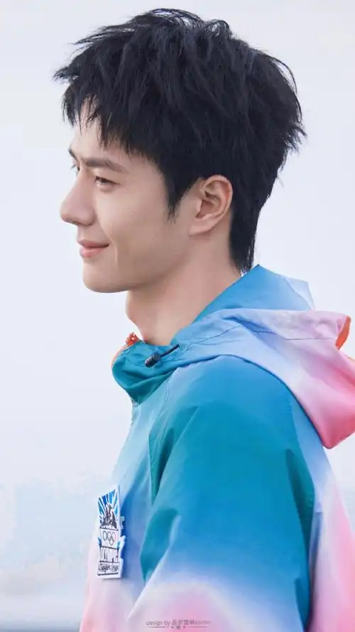 王一博渐变色冲锋衣#王一博侧颜太完美了!