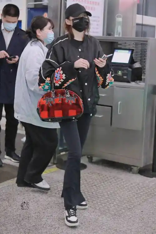 关晓彤all black现身机场引行人注目,棒球帽戴的比姐姐还要酷!