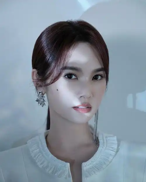 杨丞琳素雅白衣光影写真释出登声生不息舞台献唱浪漫唯美