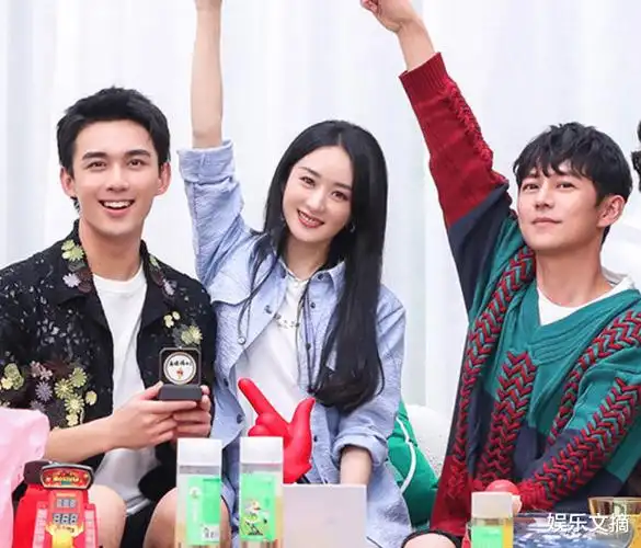 二人还当众接吻,而且当时赵丽颖也在节目中曾表白过何炅,不过很多粉丝