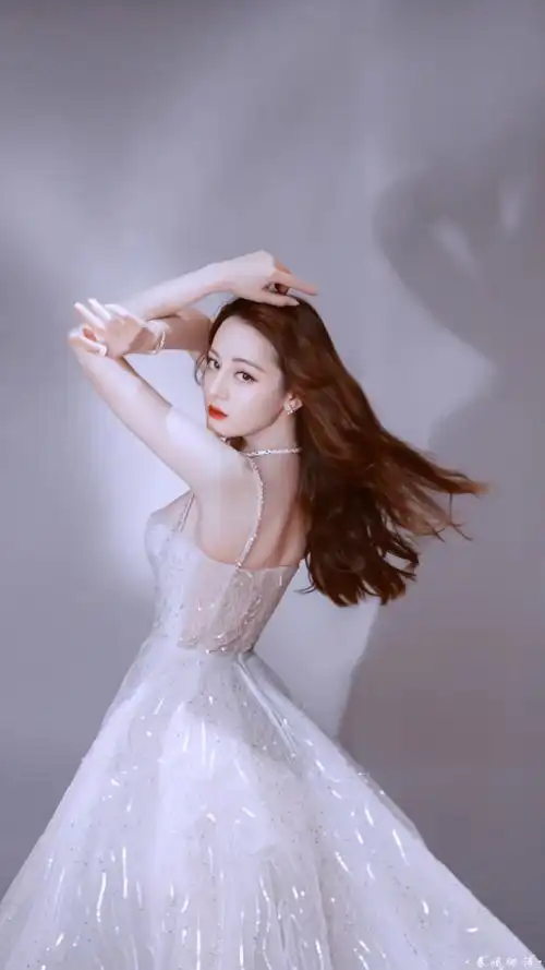 cr:春崤御诗饭修/迪丽热巴2019腾讯视频星光大赏迪丽热巴纯白婚纱裙