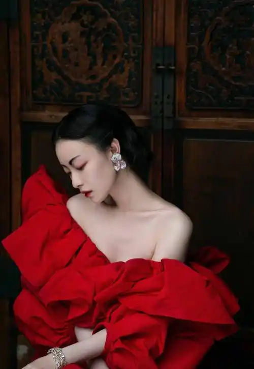倪妮水墨眉大片释出一袭红裙演绎江南古典气质画里走出的女子