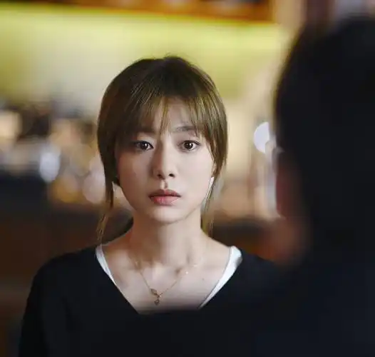 尤其是安以轩,两人长相气质太像了,但安以轩的五官会更加精致柔美一些