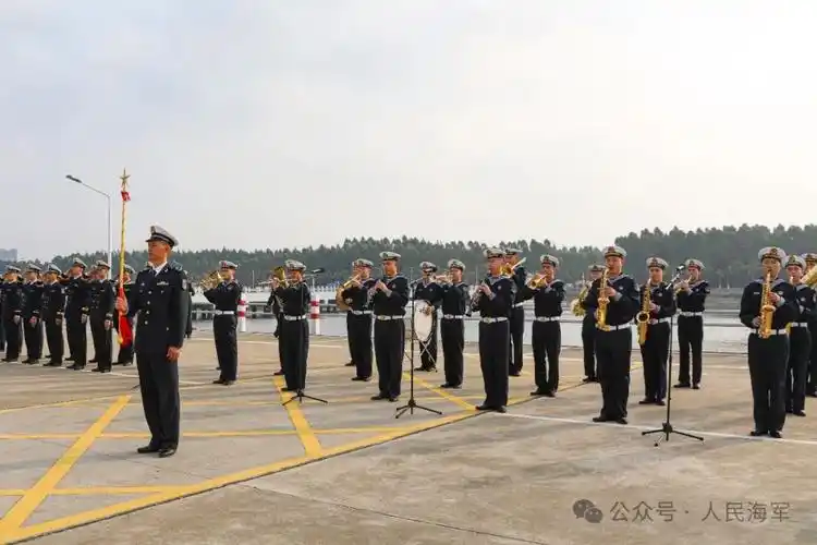 出征海军第46批护航编队起航奔赴亚丁湾