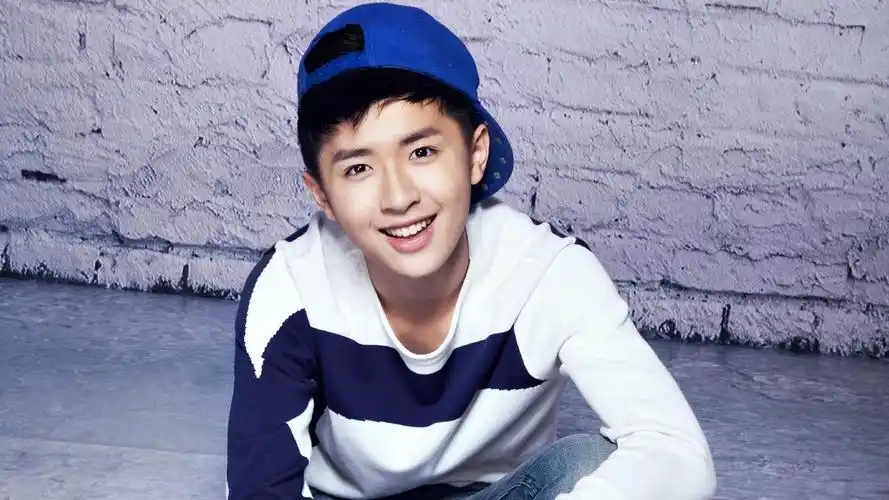 张逸杰帅气明星风尚壁纸