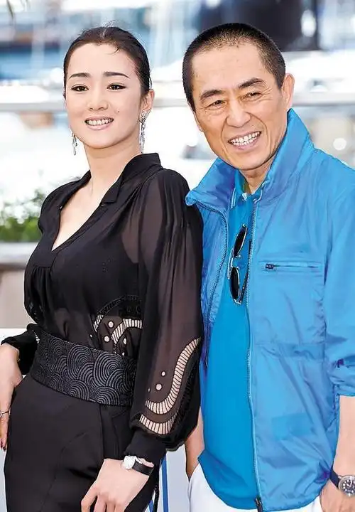 73岁张艺谋罕见秀恩爱巴黎聚餐眼神好宠溺42岁陈婷状态如少女