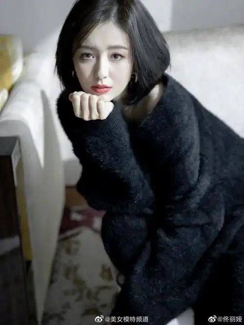 佟丽娅短发造型拍写真温婉清冷穿黑色居家服露香肩锁骨