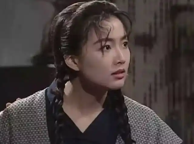 《大头绿衣斗僵尸》是一个讲述「人鬼情未了」的 20 集电视剧,郑秀文