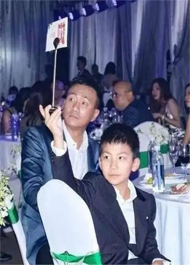 他们竟是父子关系!这5对明星让你大开眼界,认识3对就不错啦!