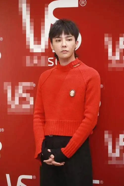 权志龙最新活动照,穿这样的红色毛衣,是时尚还是个性!