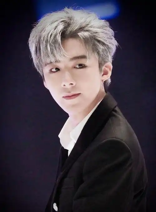 宝藏男孩刘宇宁,给你不一样摩登时尚,大长腿完美展现,绅士优雅