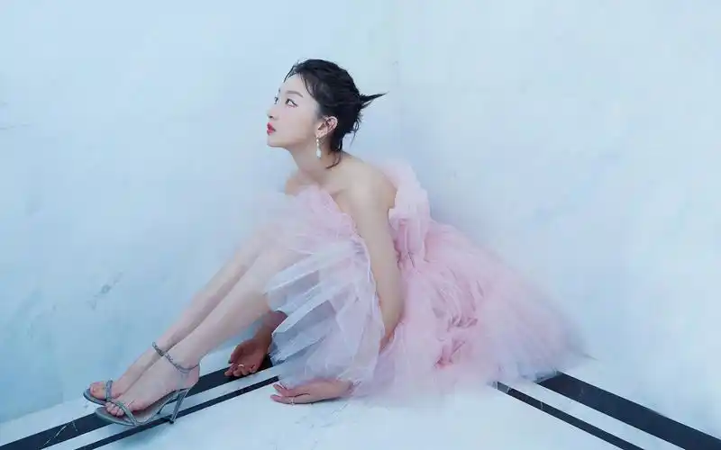 周冬雨粉裙甜美高清桌面壁纸