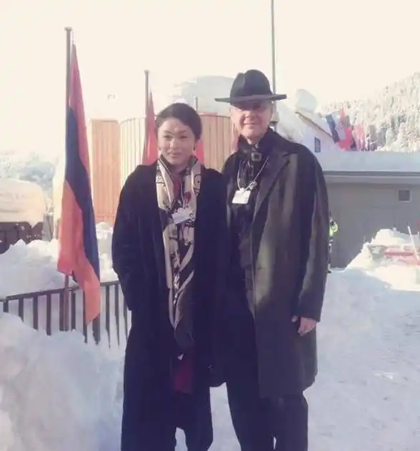 53岁金星身穿男装素面朝天,看似重回男儿本色,网友:太洒脱