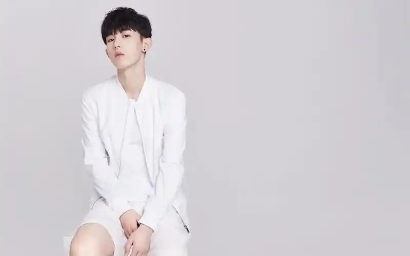 小鲜肉郭俊辰帅气写真高清桌面壁纸