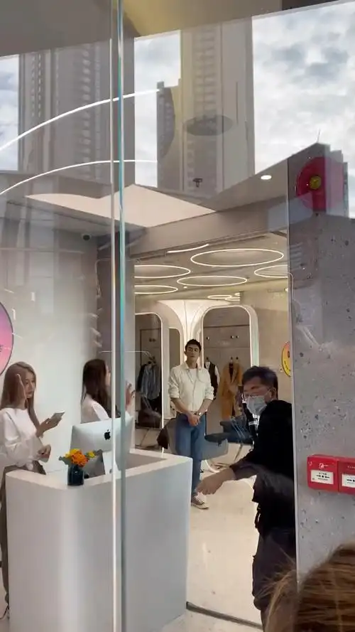 明星#@林更新老板林更新在自家理发店拍摄视频中本人帅爆了