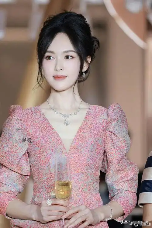 唐嫣  高定礼服优雅绽放,又甜又美腿又长