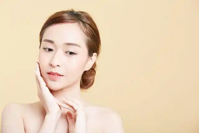 想要肌肤晶莹透亮,白到发光发亮?现在的我们到底要用什么美白