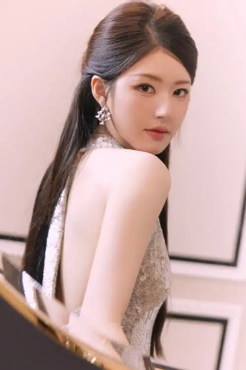 腾讯视频星光大赏##赵露思花海礼裙