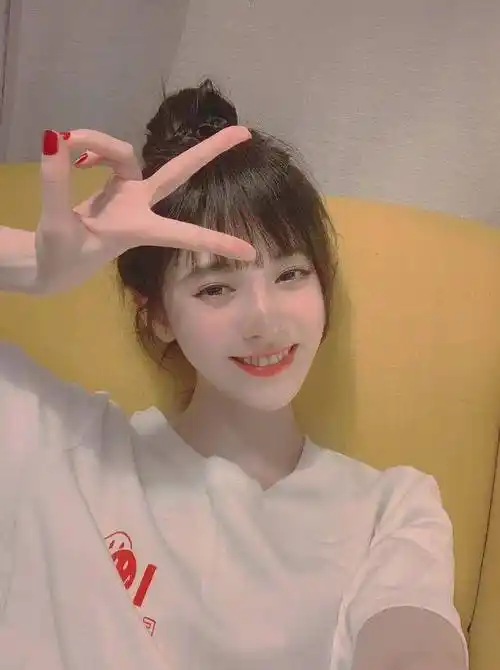 鞠婧祎狂晒18张库存照,从素颜到浓妆,清纯时尚随意切换,果然是直男