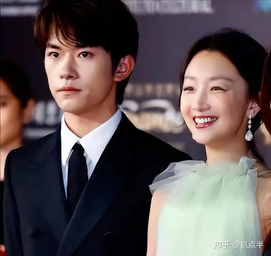 除了王源,目前已经获得电影圈高度认可的易烊千玺,绯闻故事也实在不少