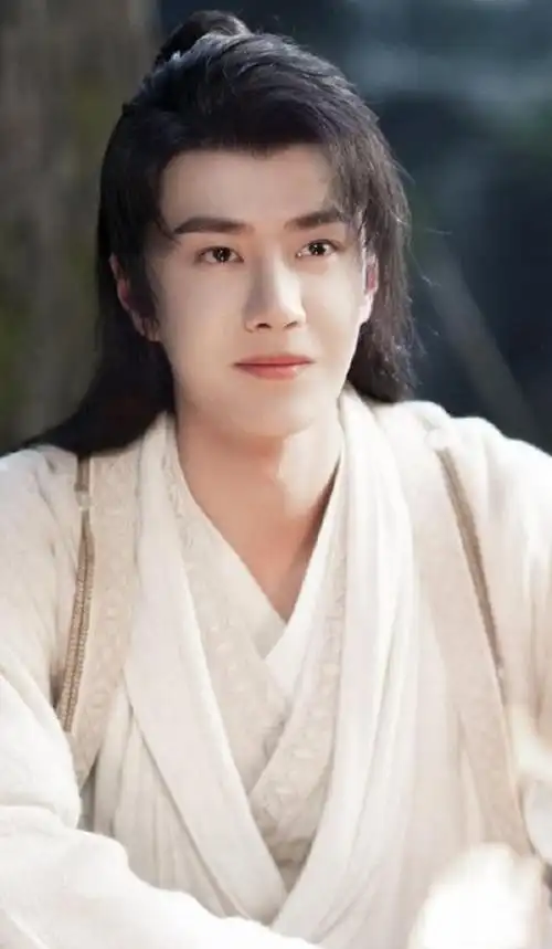 毕竟继《有翡》之后我们已经好长一段时间没有看到古装扮相的王一博