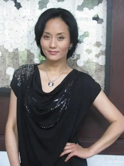 《红军三部曲》后,首次执导现代题材电视剧,刘之兵携手李颖出演男