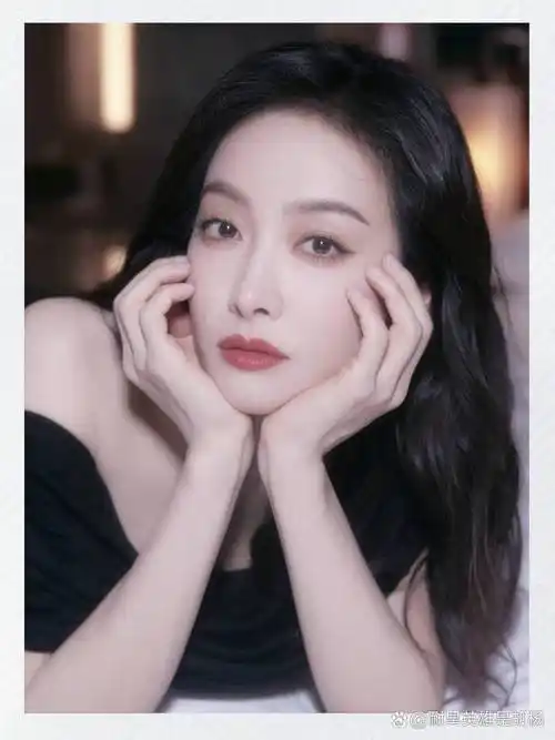 宋茜穿黑色斜肩包臀裙性感迷人 蛮腰纤细美腿白嫩吸睛 1月18日,宋茜