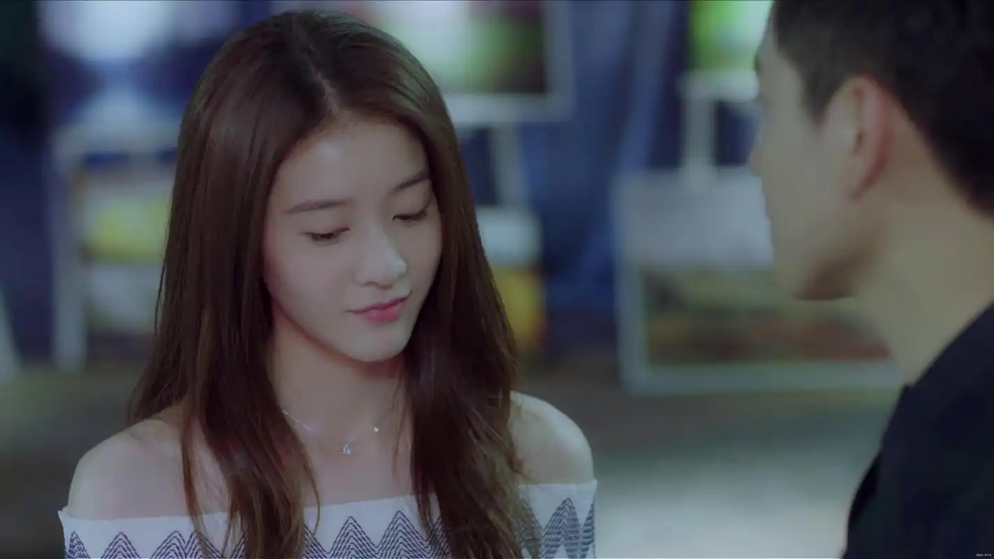 张雪迎在《泡沫之夏》中的精美剧照,一个可爱漂亮的女生