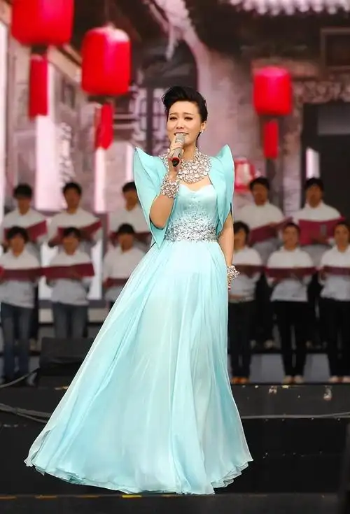 作为一个事业有成的歌唱家,谭晶也在商业领域探索了自己的一片天地