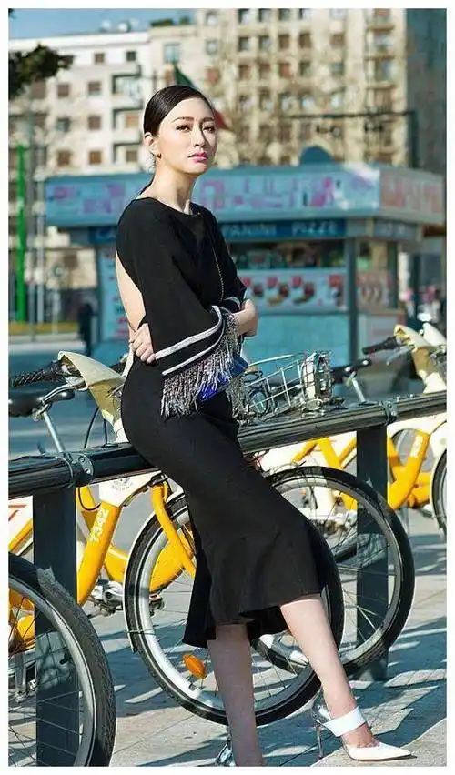 原创李小冉保养的真好面包服牛仔裤素颜走机场皮肤白的哪里像43岁