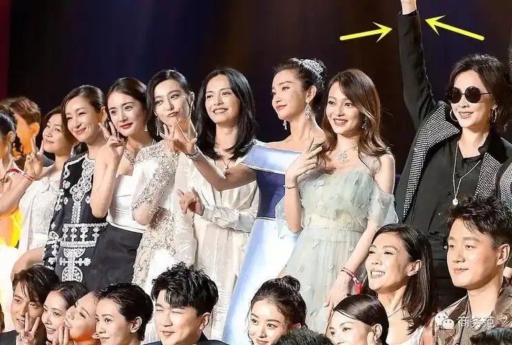 商务范抢到c位就赢明星合影心机深