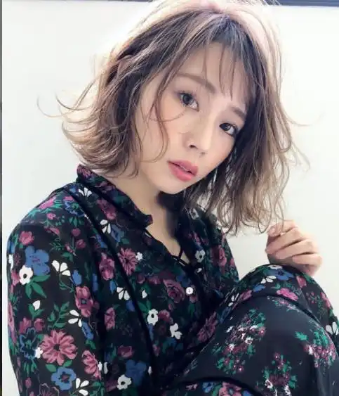2019温柔女性:离子烫"浅之倾月"发型,漂亮又吸引帅气男神目光