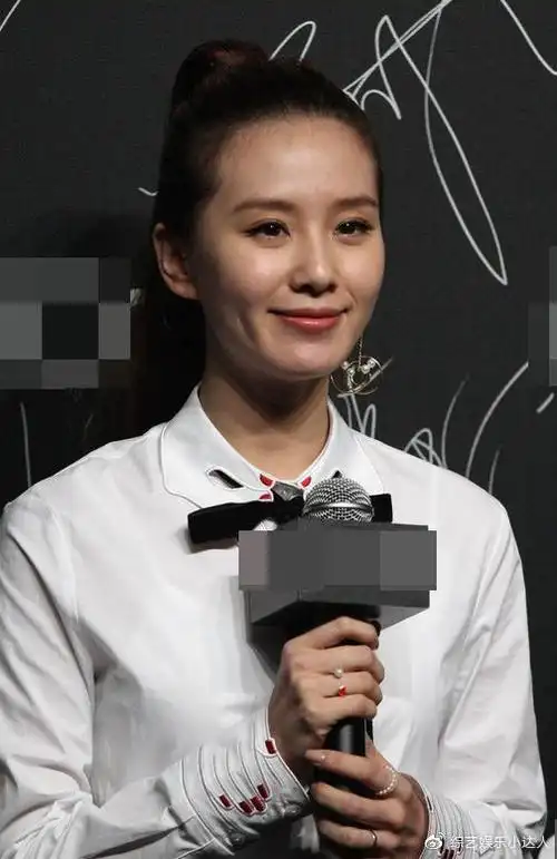 刘诗诗穿修身t恤现身活动照片未修素颜流出脸色暗黄下巴臃肿