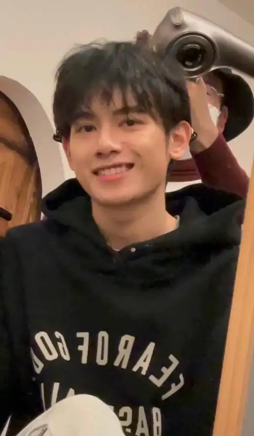 中戏合照胡先煦易烊千玺(易烊千玺好友胡先煦瘦了之后好帅)