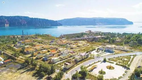 今年的金秋时节,海南藏族自治州共和县龙羊峡镇龙羊新村却是另一番