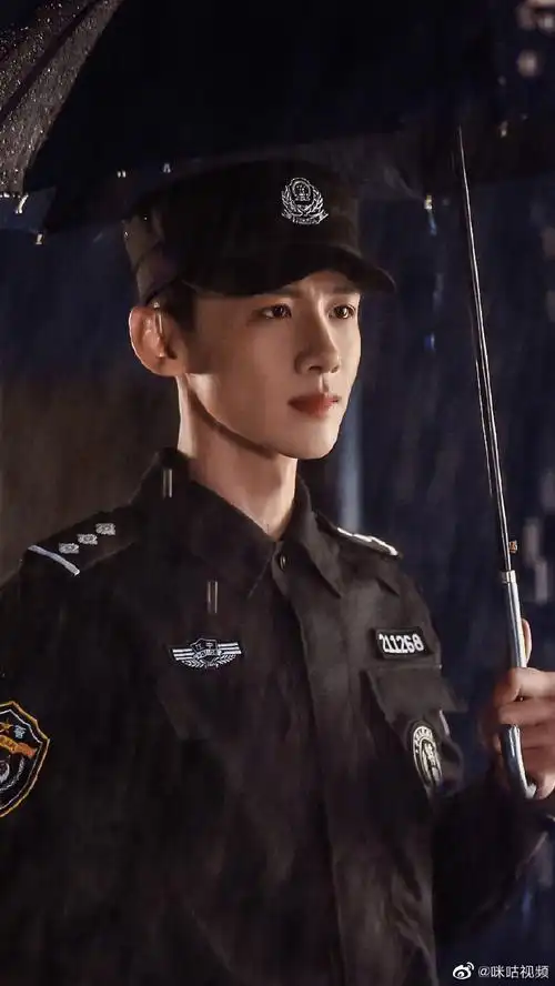 一眼惊艳的军装杀##白敬亭撒娇不像演的##白敬亭宋轶先婚后爱