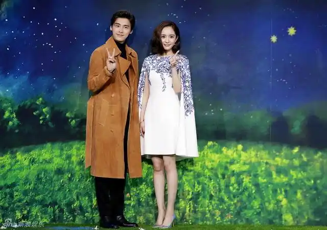 杨幂仙气十足秀长腿 李易峰自曝14岁初恋