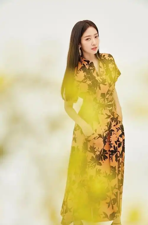 身着一袭收腰印花裙的朴信惠手拿一束鲜花,可身材窈窕的她却人比花
