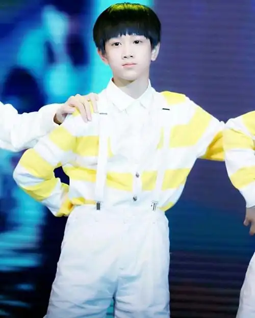 小时候舞台上的敖子逸