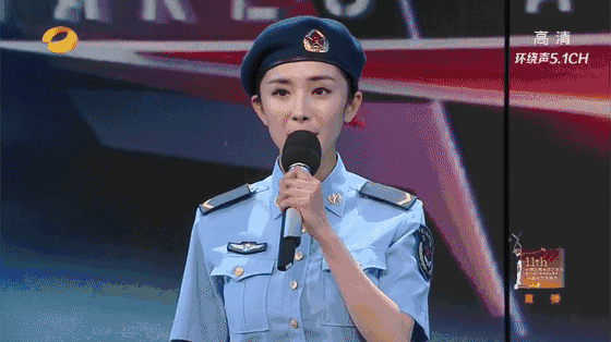 杨幂gif美女gif制服gif敬礼gif