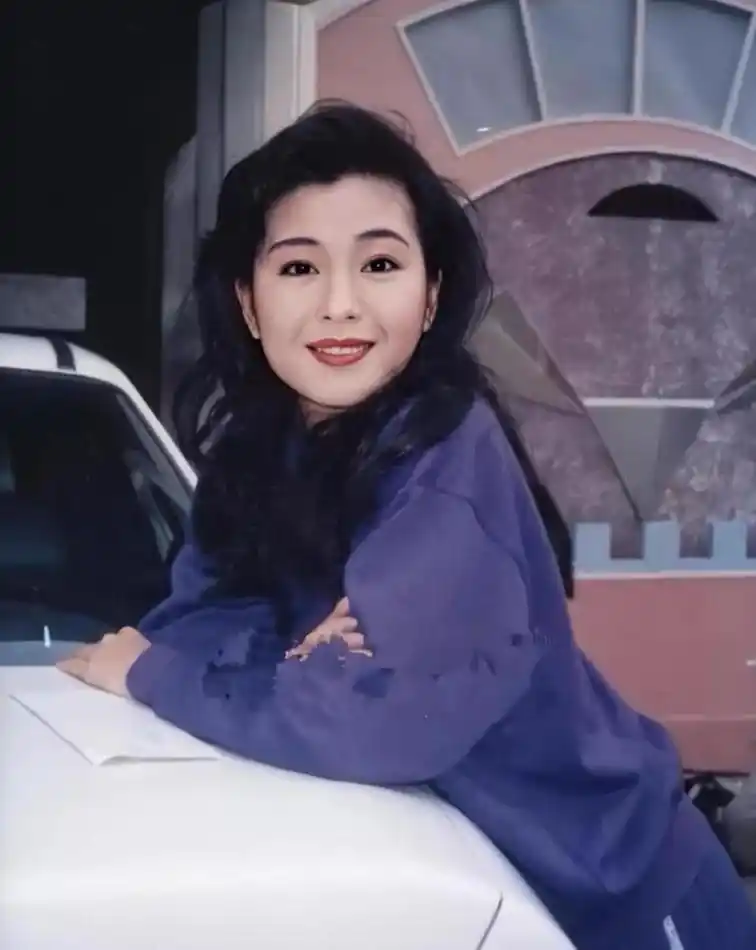 万绮雯个人资料(新婚13天就丧夫) - 散下步