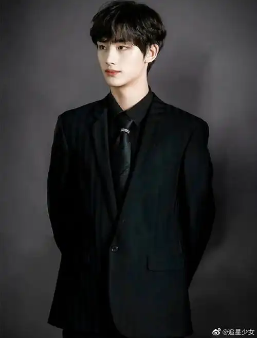 丁程鑫黑色西装随拍##丁程鑫黑西装随拍两宫格