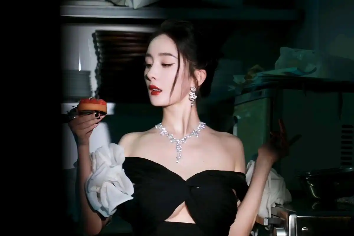 杨幂黑色抹胸礼服,优雅漂亮#明星生图大赏