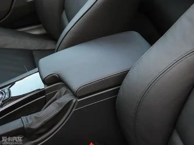 2011款335i 双门轿跑车 前排中央扶手